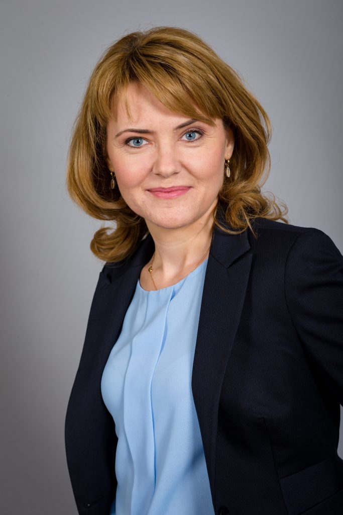portret profesional pe fundal alb-gri pentru CV