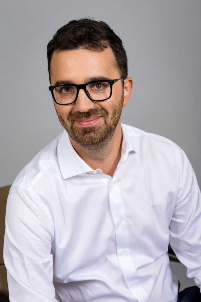 portret profesional pe fundal neutru pentru CV